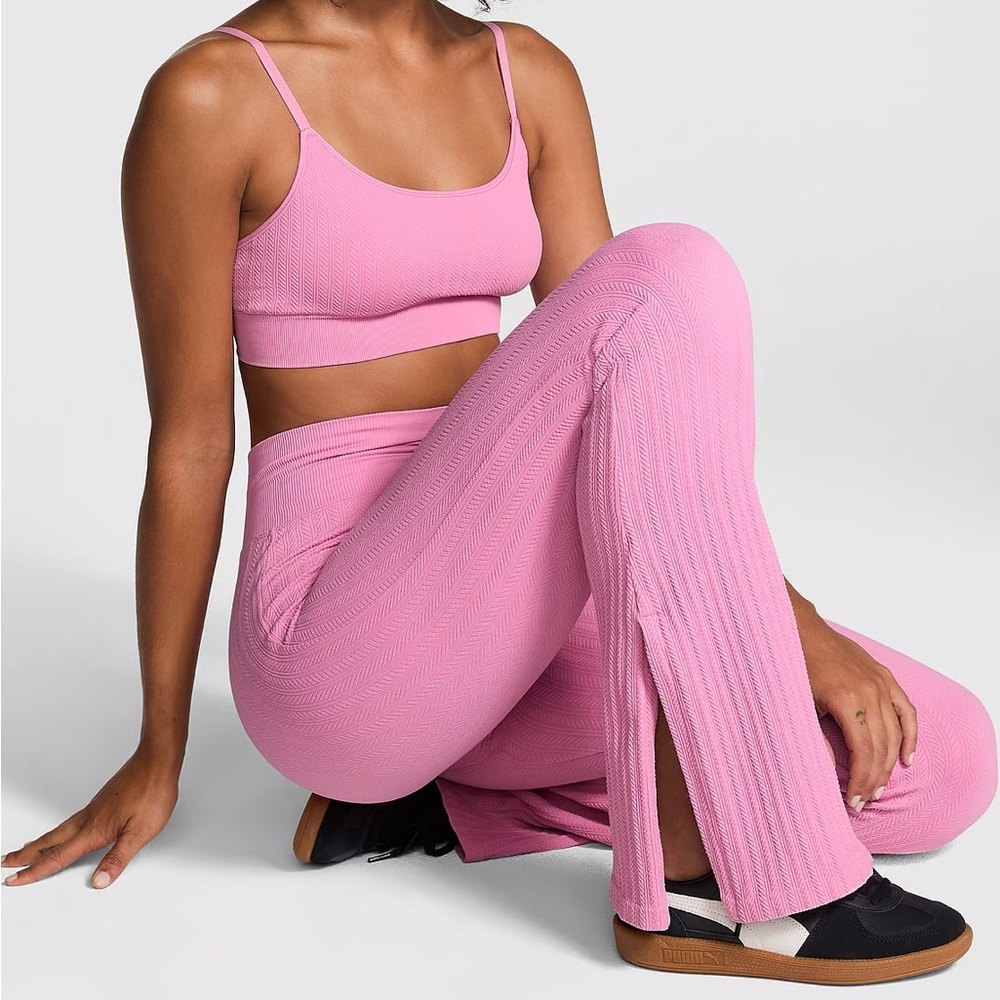 New PINK
SOFT SEAMLESS CABLE FLARE LEGGINGS‎